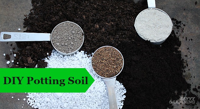 How to Mix Fertilizer With Potting Soil 